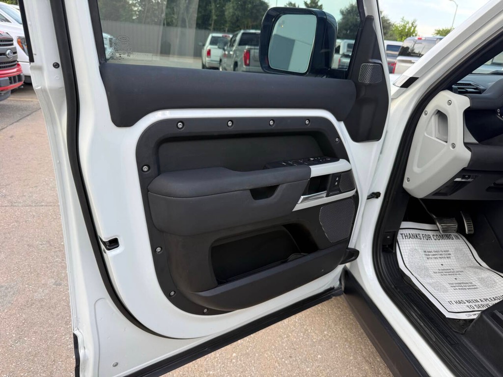 Land Rover Defender Vehicle Full-screen Gallery Image 06