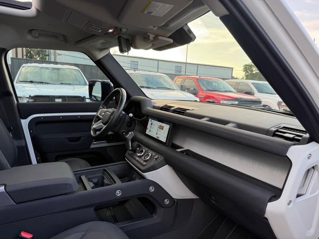 Land Rover Defender Vehicle Full-screen Gallery Image 07