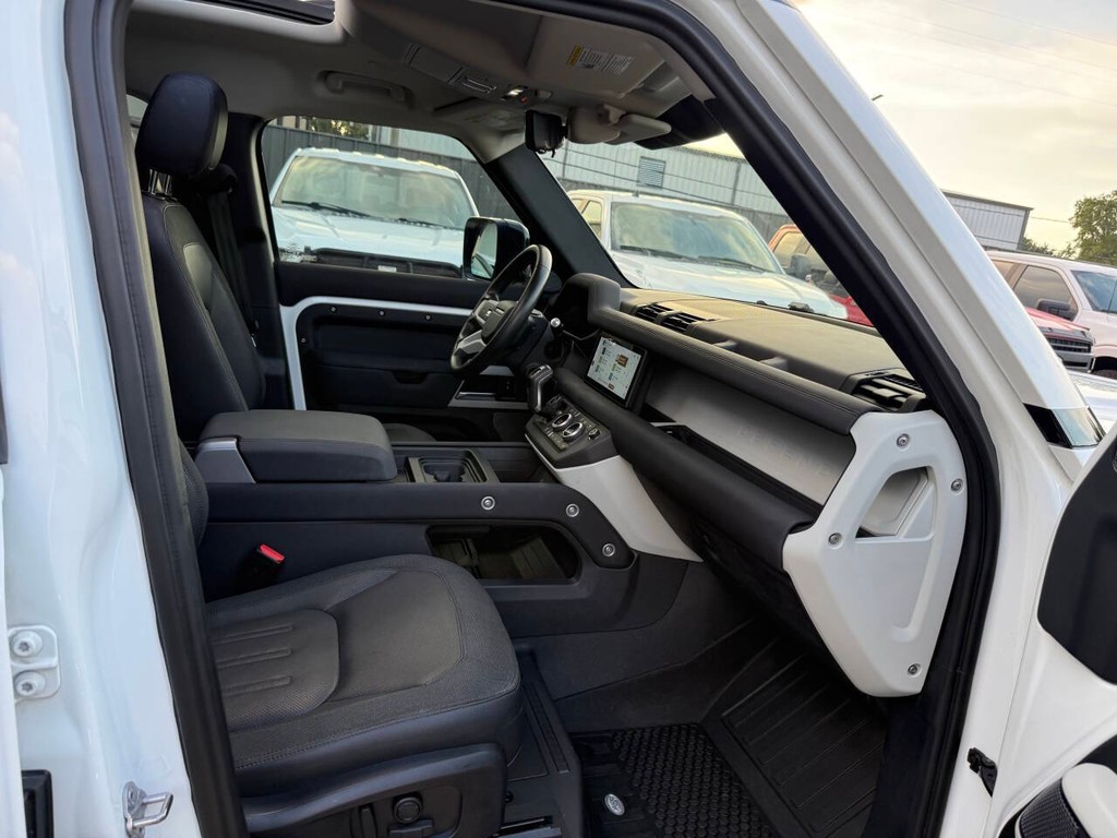 Land Rover Defender Vehicle Full-screen Gallery Image 08