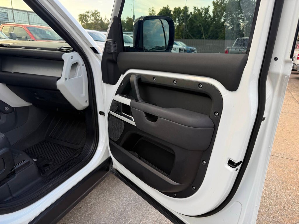 Land Rover Defender Vehicle Full-screen Gallery Image 09