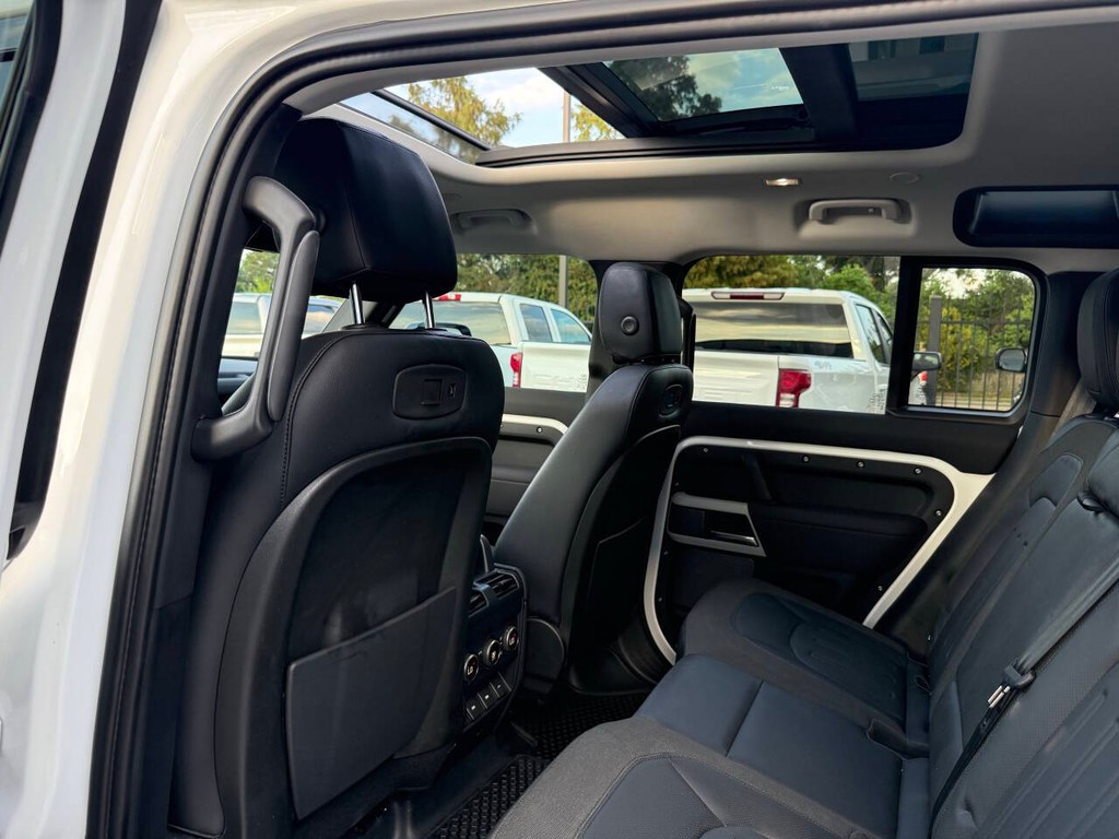 Land Rover Defender Vehicle Full-screen Gallery Image 10