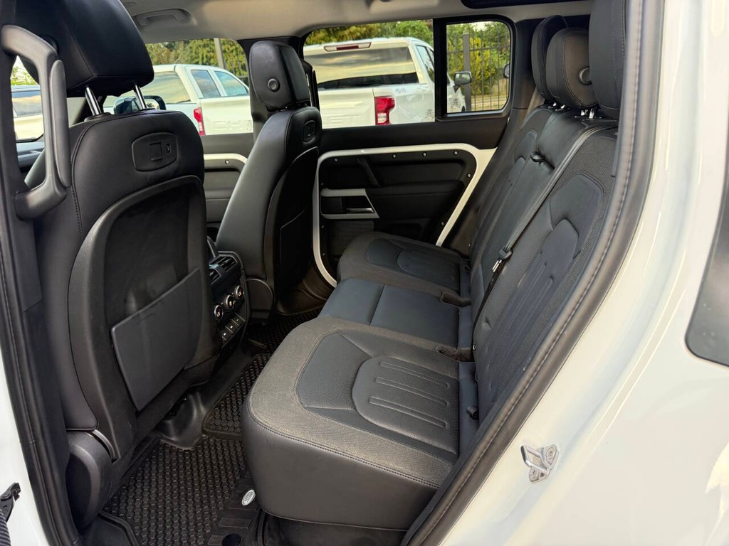 Land Rover Defender Vehicle Full-screen Gallery Image 11