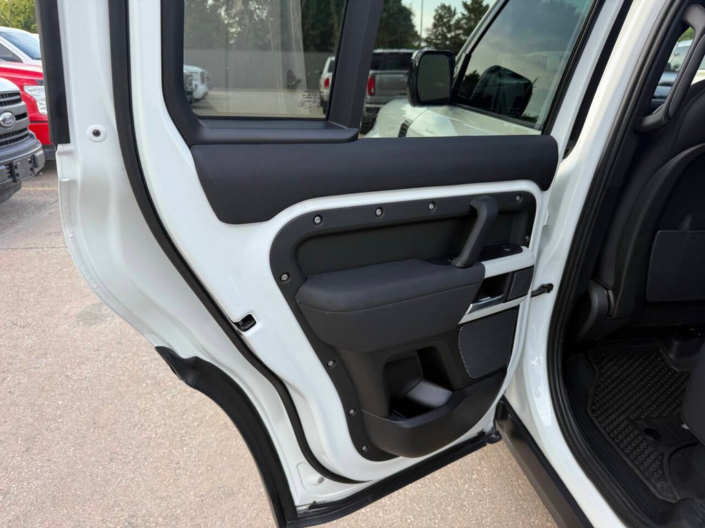 Land Rover Defender Vehicle Full-screen Gallery Image 12