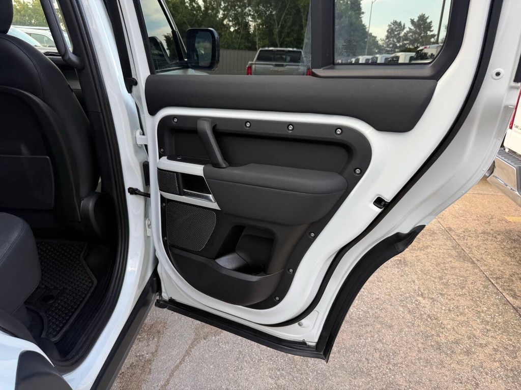 Land Rover Defender Vehicle Full-screen Gallery Image 14