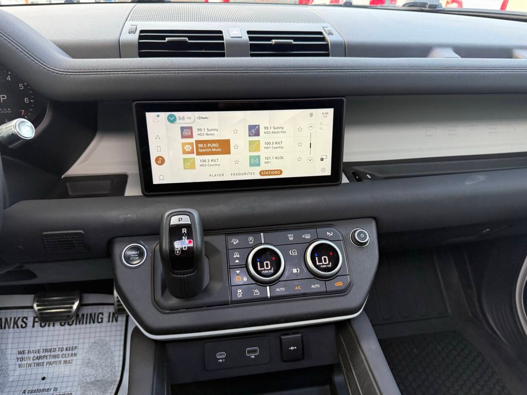 Land Rover Defender Vehicle Full-screen Gallery Image 22