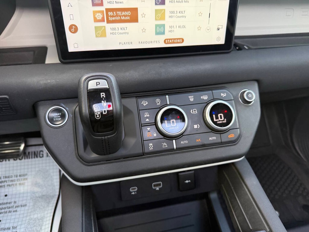 Land Rover Defender Vehicle Full-screen Gallery Image 25