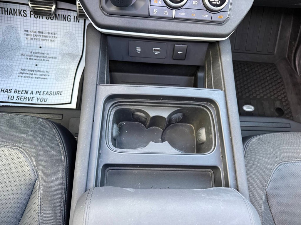 Land Rover Defender Vehicle Full-screen Gallery Image 28