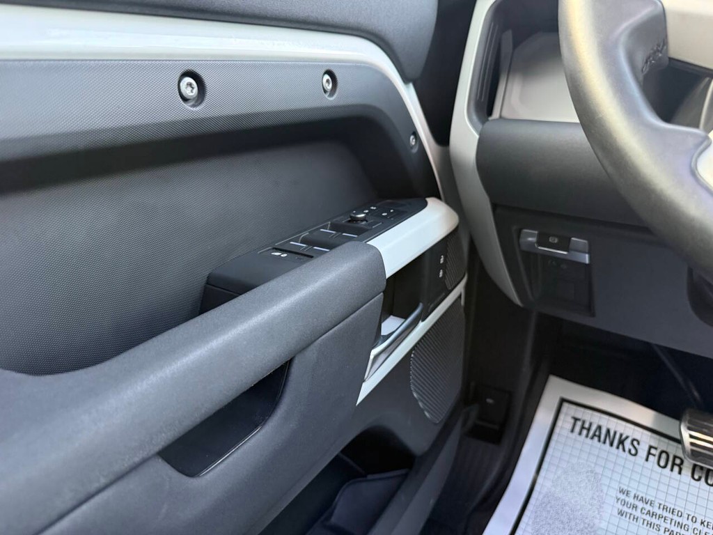 Land Rover Defender Vehicle Full-screen Gallery Image 29