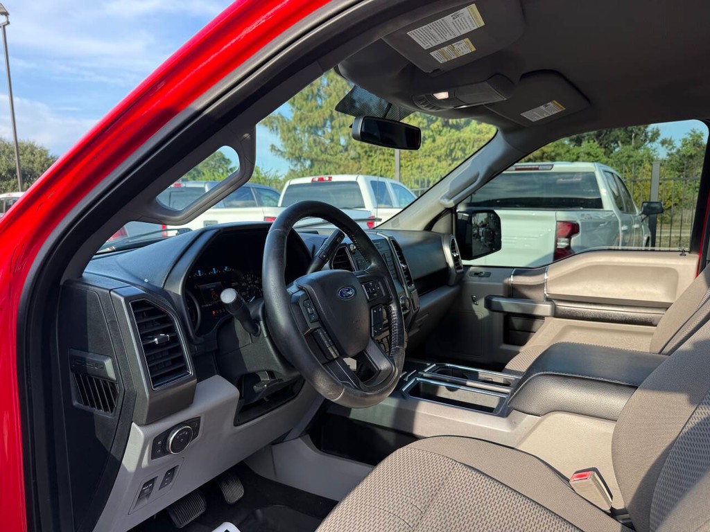 Ford F-150 Vehicle Full-screen Gallery Image 06