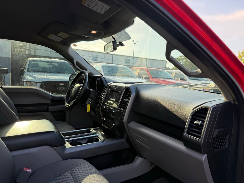 Ford F-150 Vehicle Full-screen Gallery Image 09