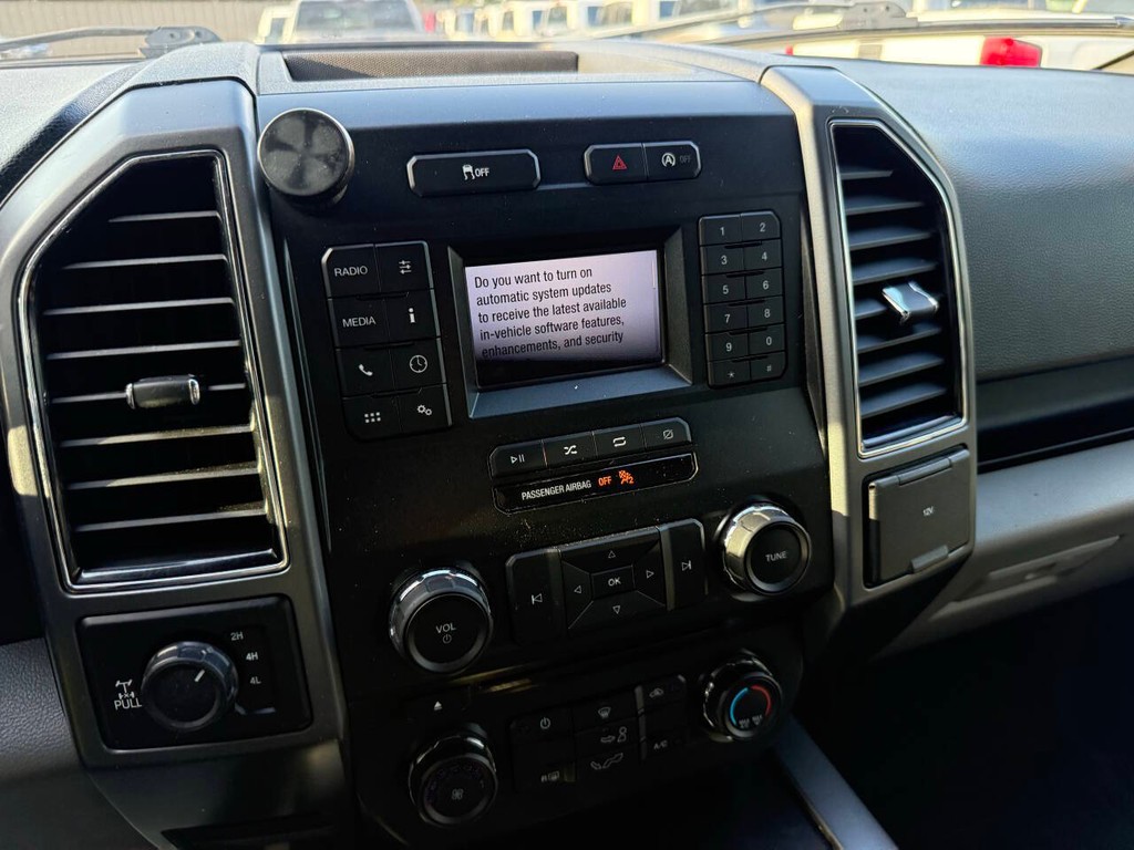 Ford F-150 Vehicle Full-screen Gallery Image 26