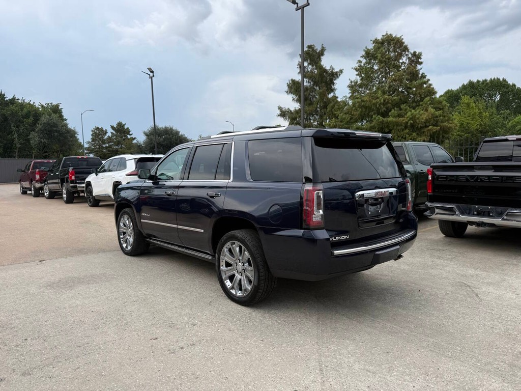 GMC Yukon Vehicle Full-screen Gallery Image 04