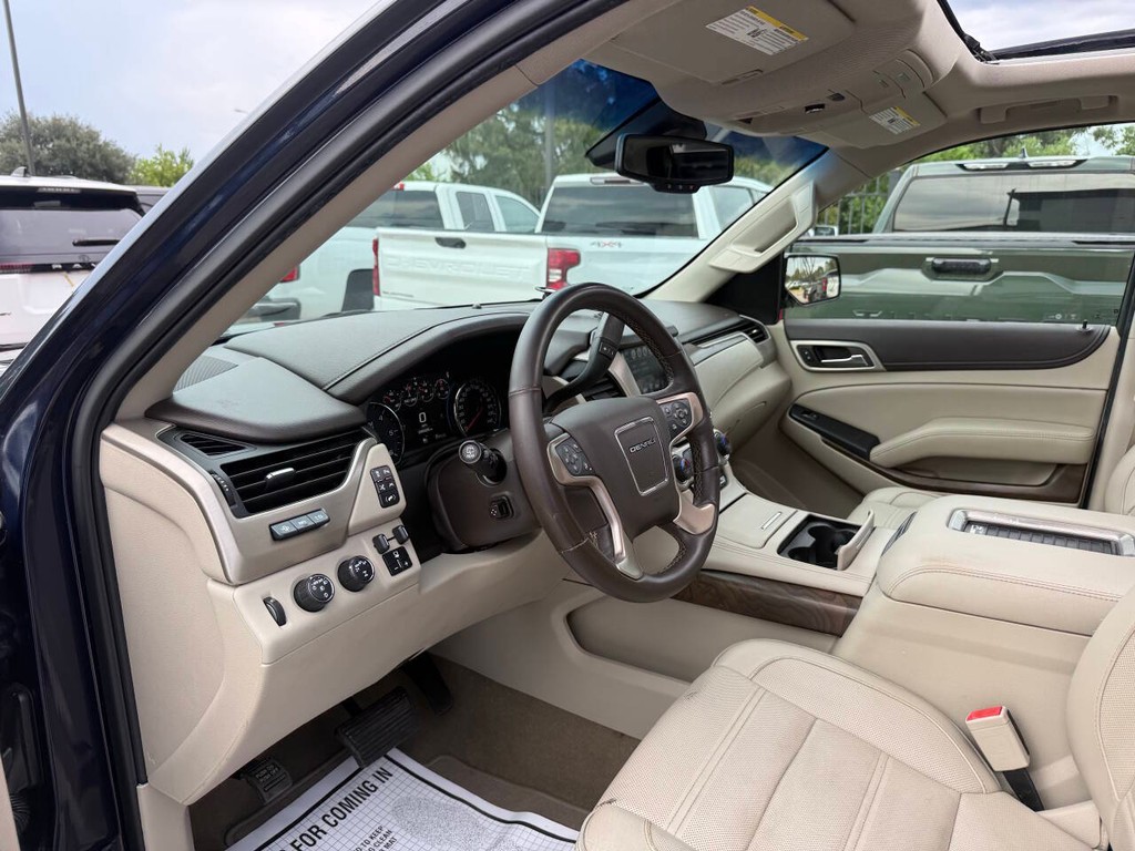 GMC Yukon Vehicle Full-screen Gallery Image 06