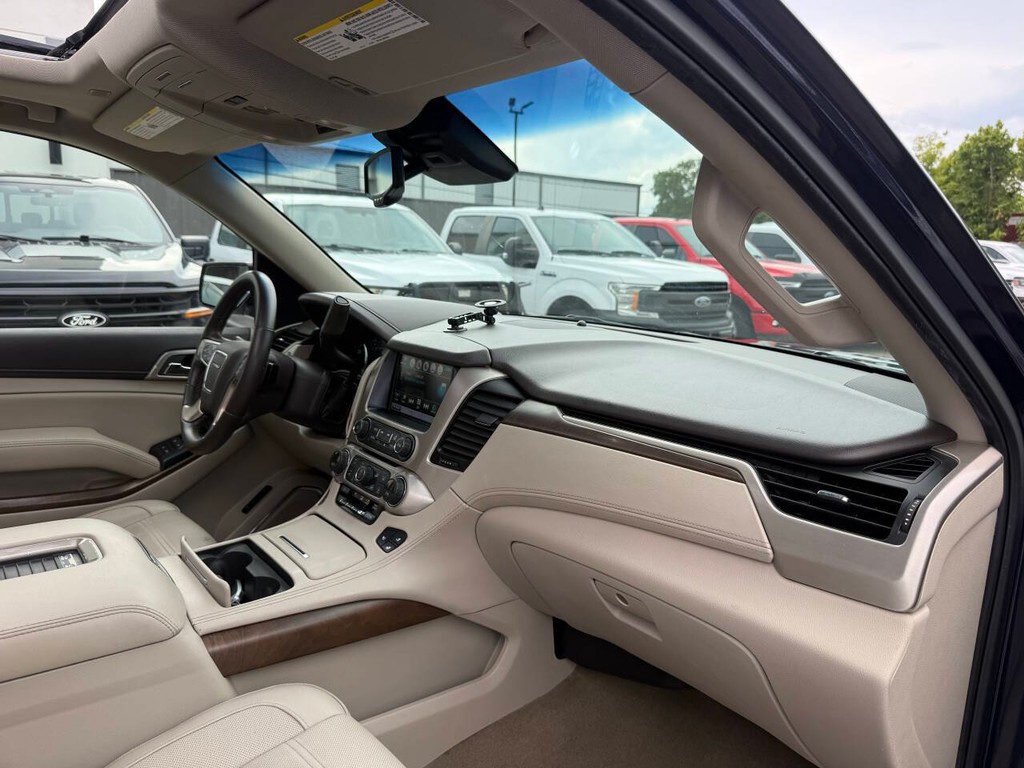 GMC Yukon Vehicle Full-screen Gallery Image 09