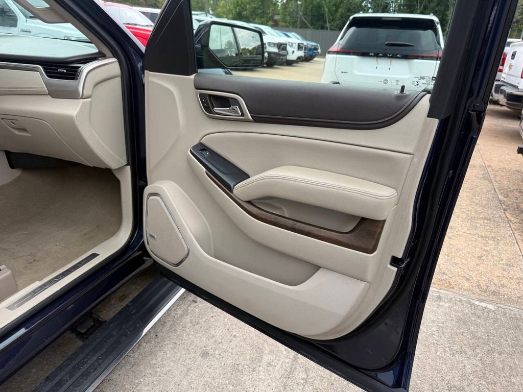 GMC Yukon Vehicle Full-screen Gallery Image 11