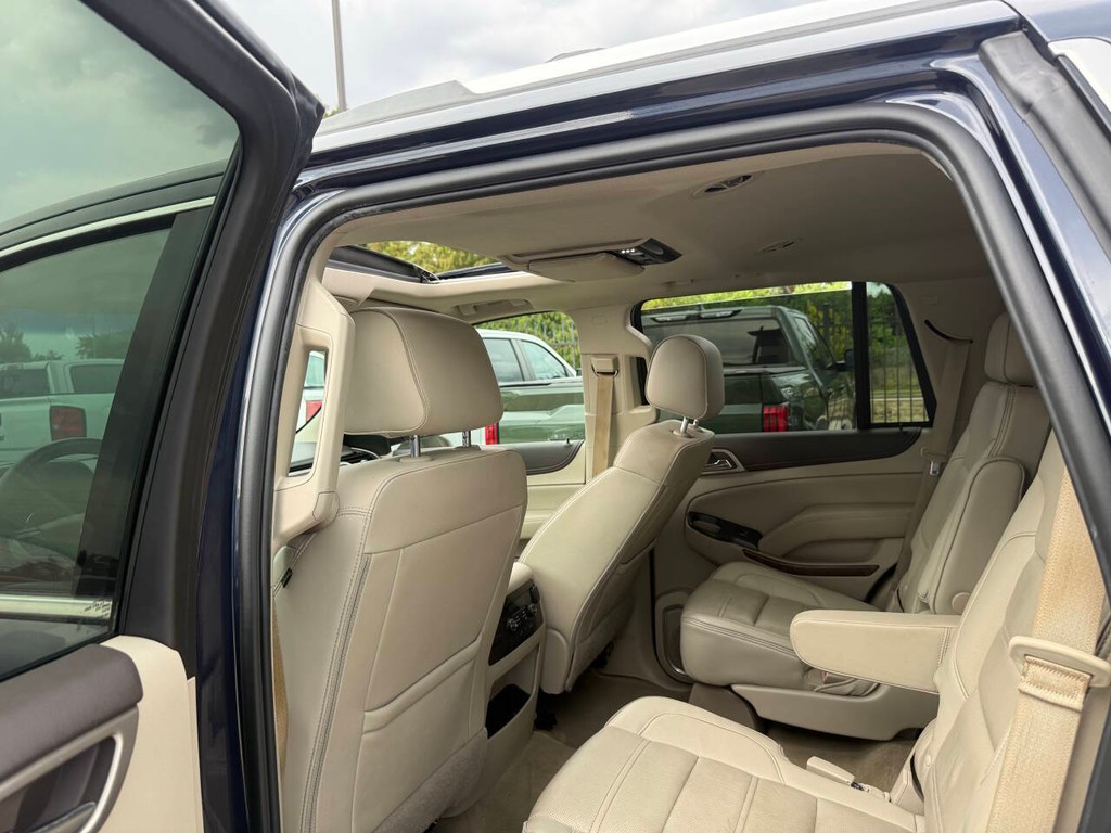 GMC Yukon Vehicle Full-screen Gallery Image 12