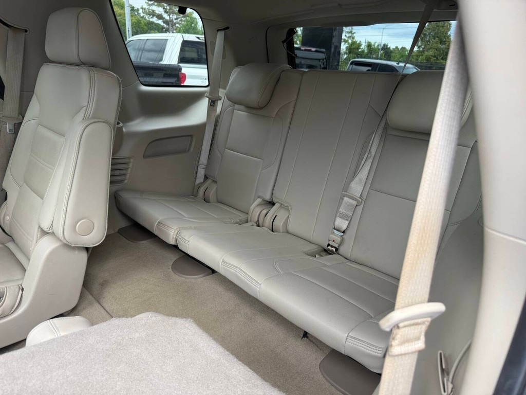 GMC Yukon Vehicle Full-screen Gallery Image 14