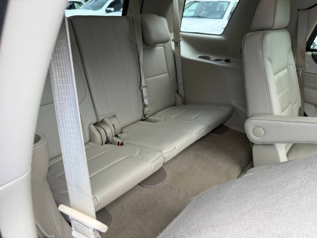 GMC Yukon Vehicle Full-screen Gallery Image 17