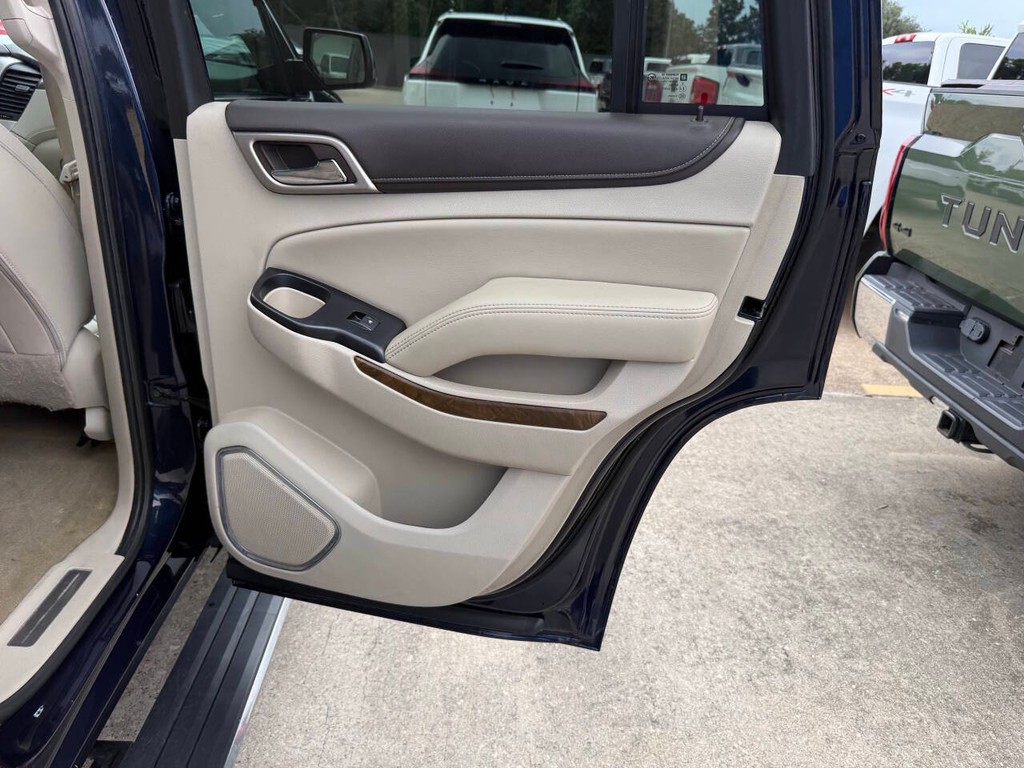 GMC Yukon Vehicle Full-screen Gallery Image 18