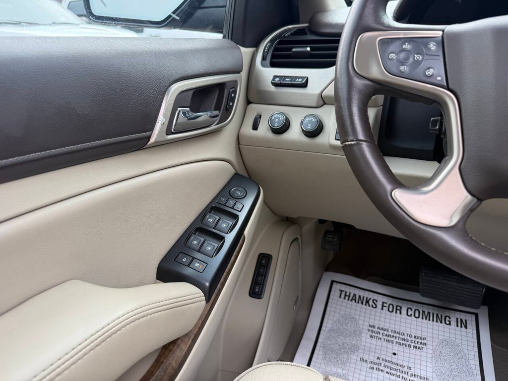 GMC Yukon Vehicle Full-screen Gallery Image 33