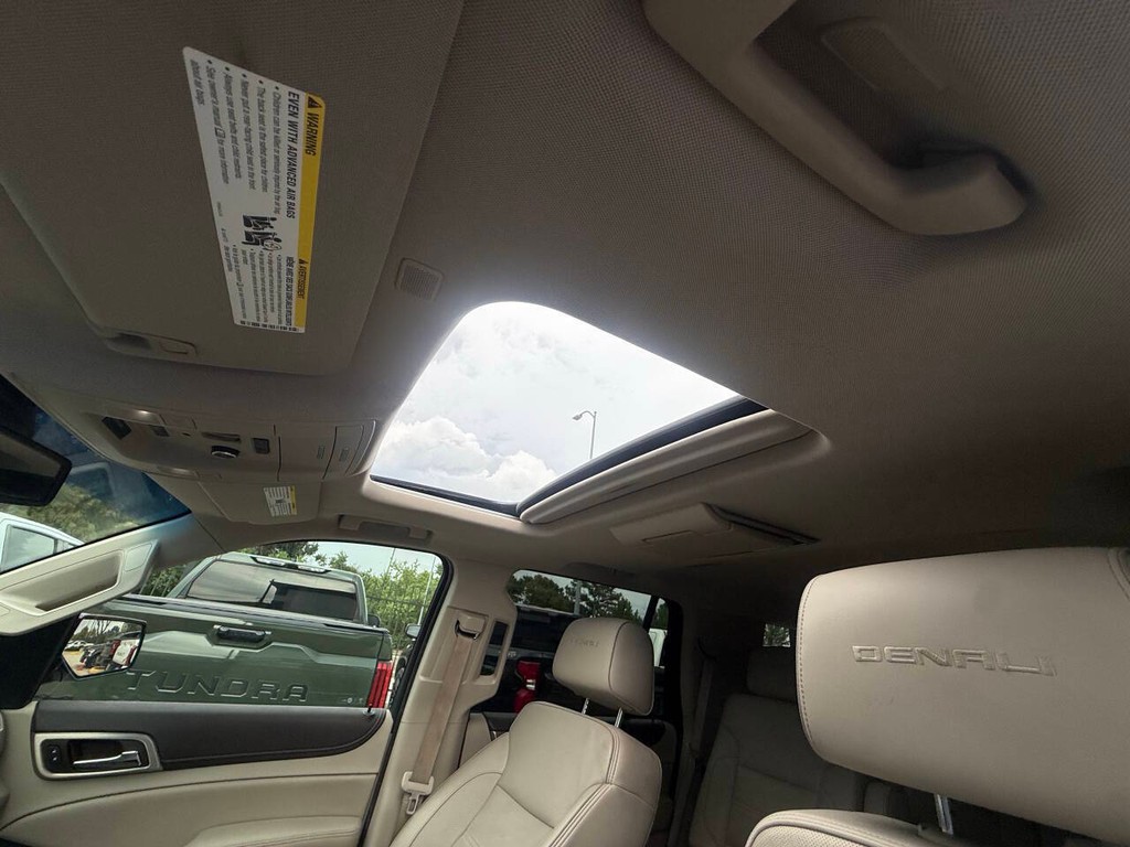 GMC Yukon Vehicle Full-screen Gallery Image 34