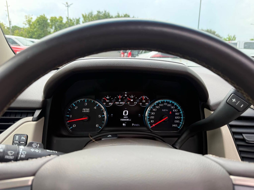 GMC Yukon Vehicle Full-screen Gallery Image 35