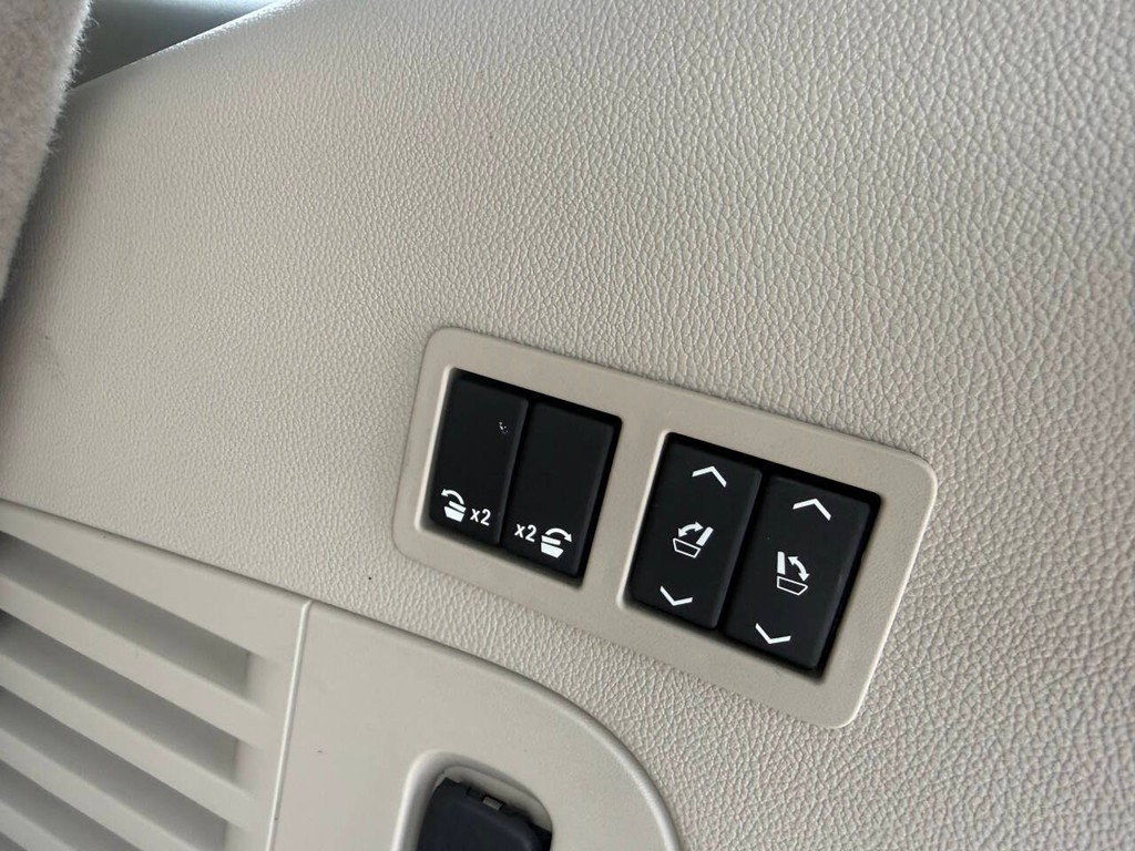GMC Yukon Vehicle Full-screen Gallery Image 41