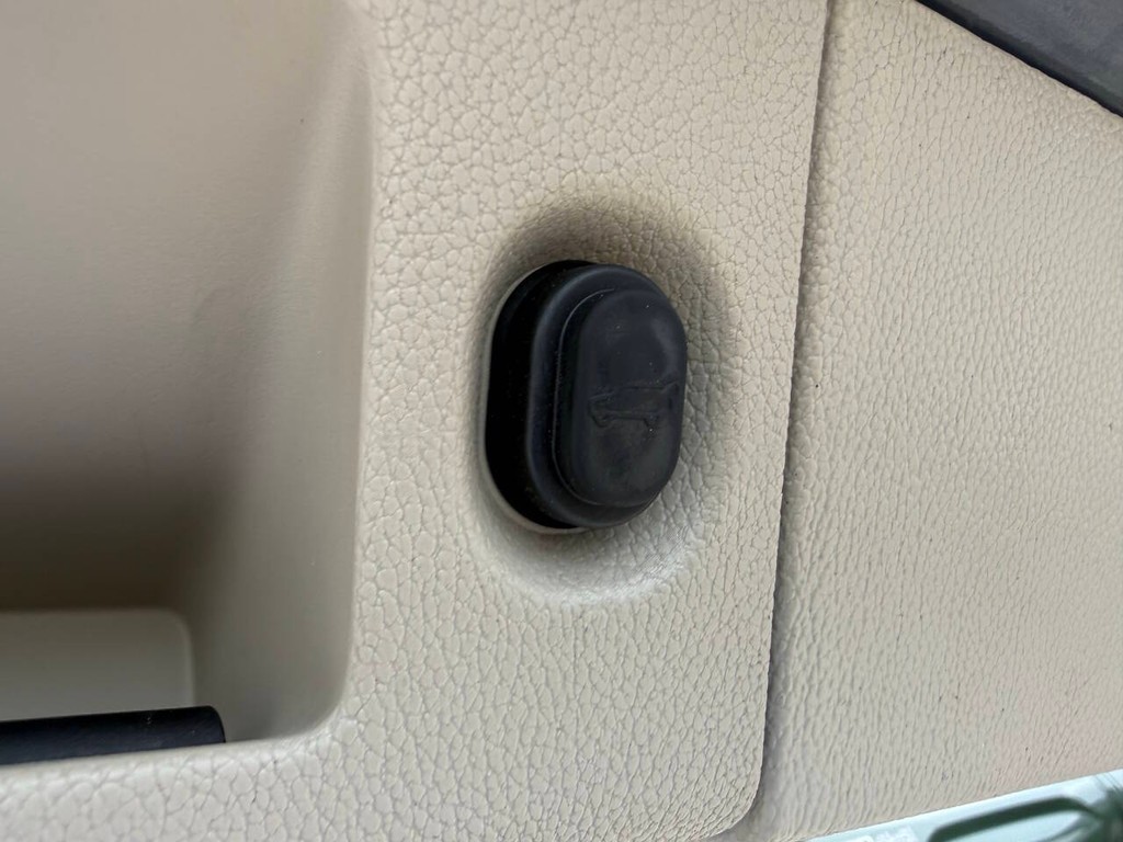 GMC Yukon Vehicle Full-screen Gallery Image 42