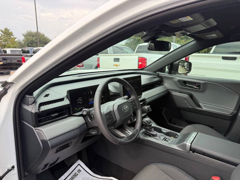 Toyota RAV4 Vehicle Full-screen Gallery Image 06