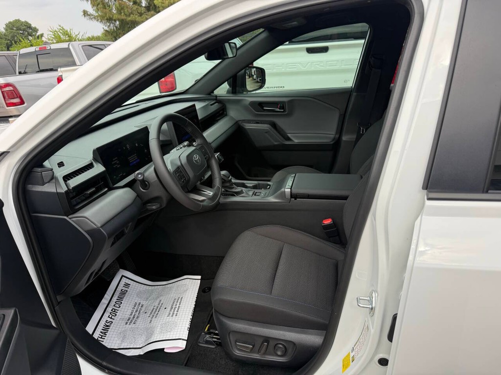 Toyota RAV4 Vehicle Full-screen Gallery Image 07