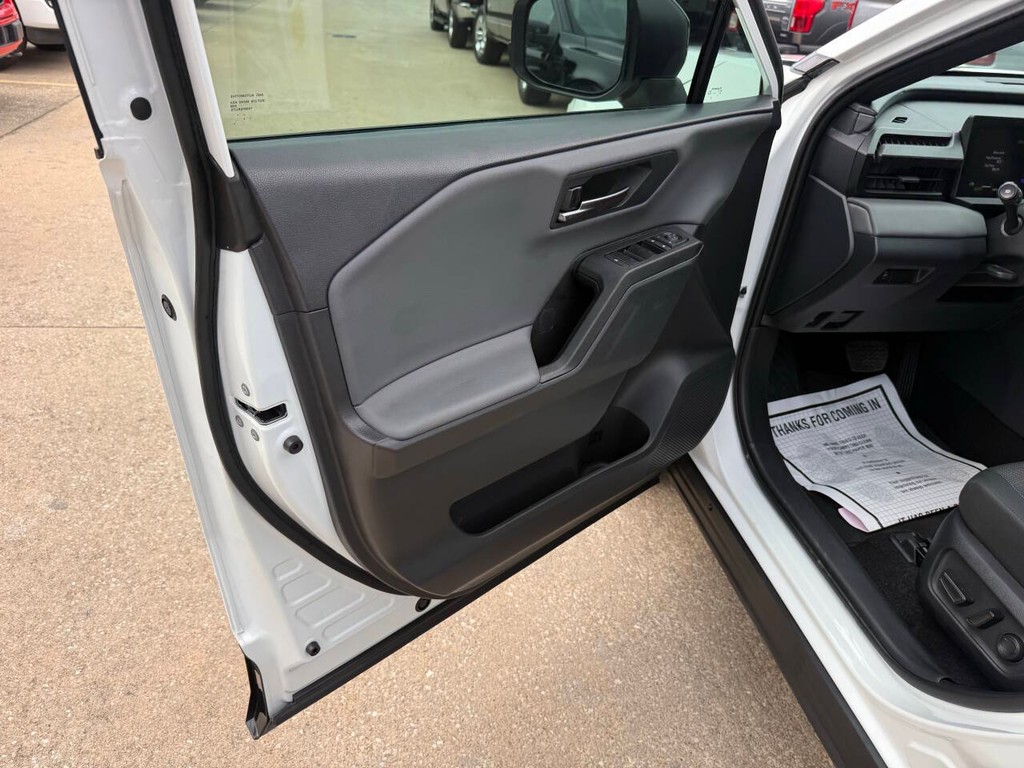 Toyota RAV4 Vehicle Full-screen Gallery Image 08