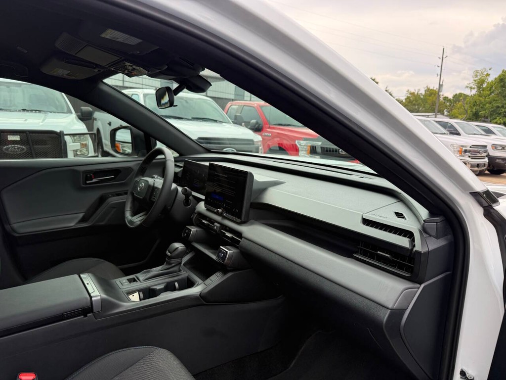 Toyota RAV4 Vehicle Full-screen Gallery Image 09