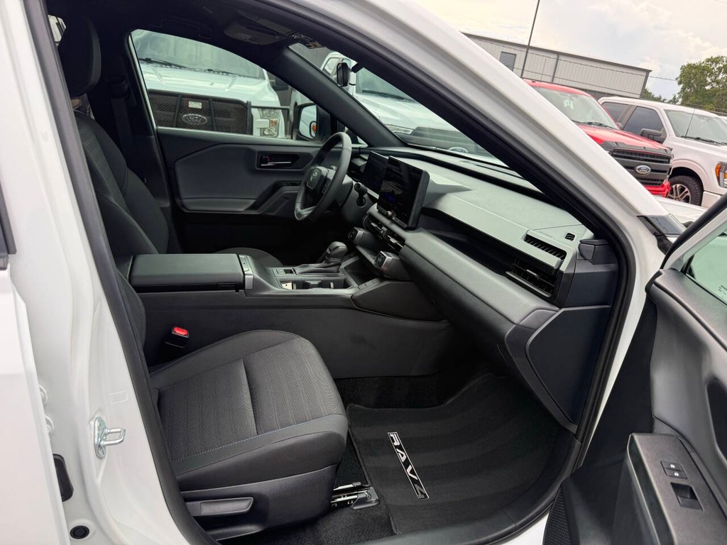 Toyota RAV4 Vehicle Full-screen Gallery Image 10