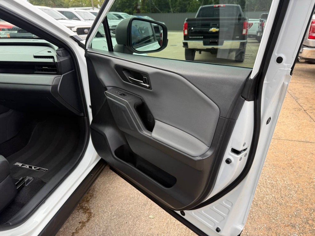 Toyota RAV4 Vehicle Full-screen Gallery Image 11