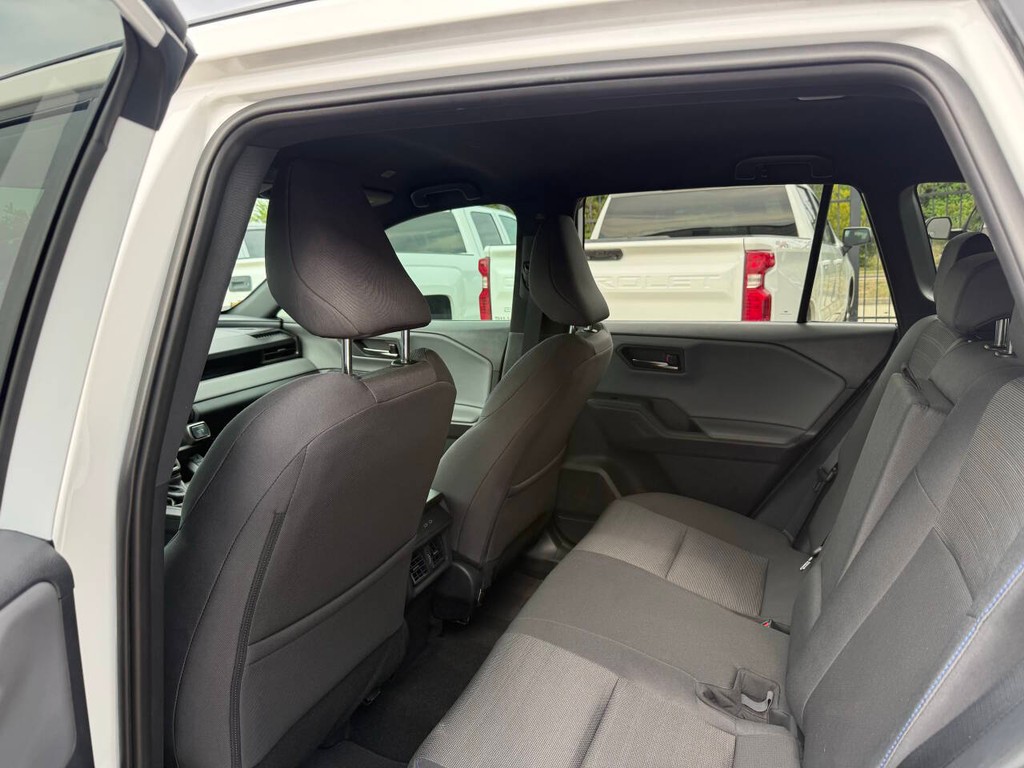 Toyota RAV4 Vehicle Full-screen Gallery Image 12