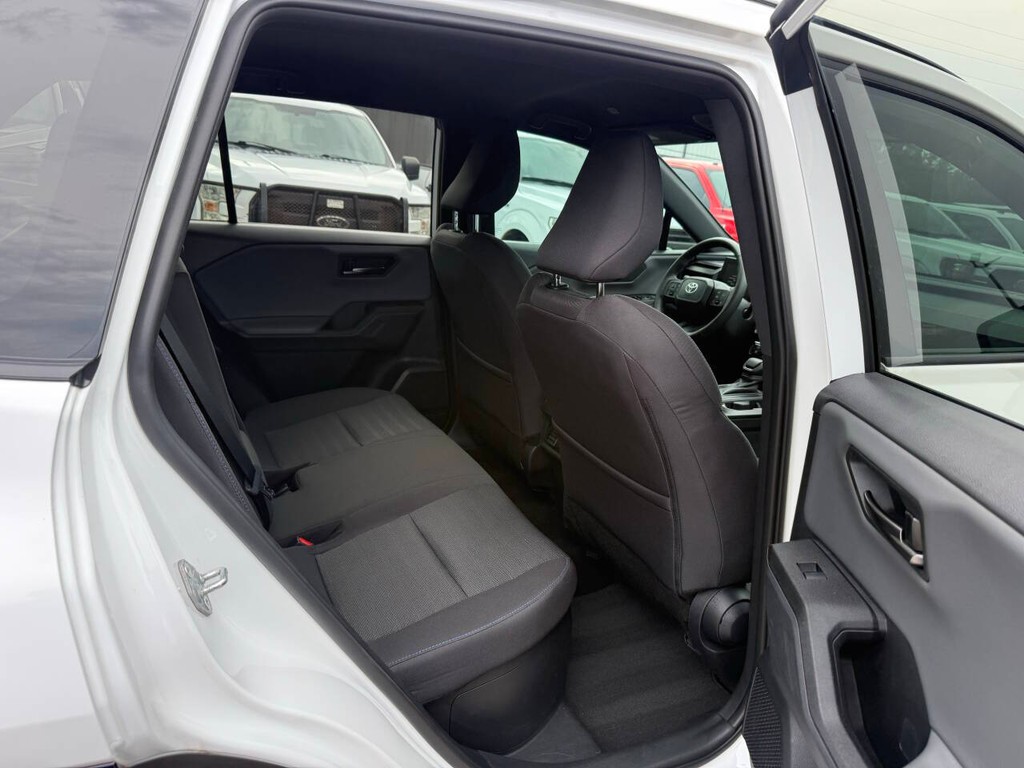Toyota RAV4 Vehicle Full-screen Gallery Image 15