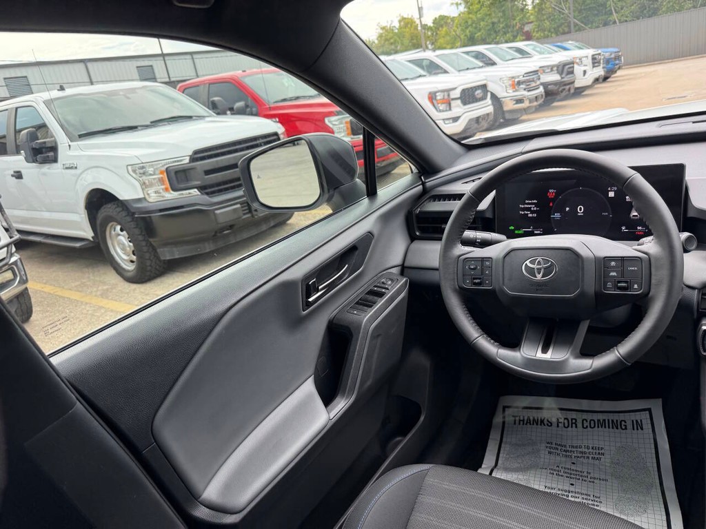 Toyota RAV4 Vehicle Full-screen Gallery Image 19