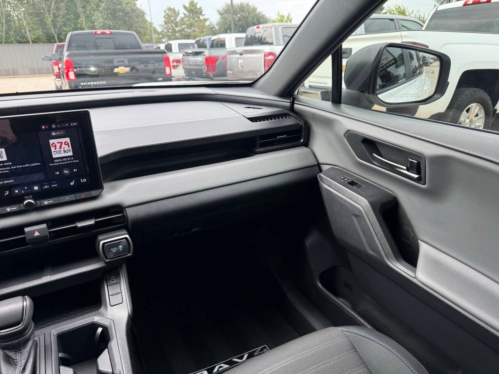 Toyota RAV4 Vehicle Full-screen Gallery Image 20