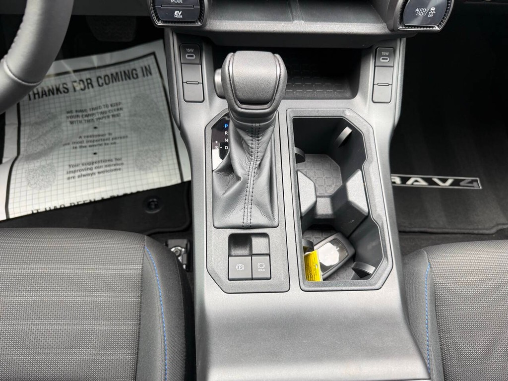 Toyota RAV4 Vehicle Full-screen Gallery Image 30