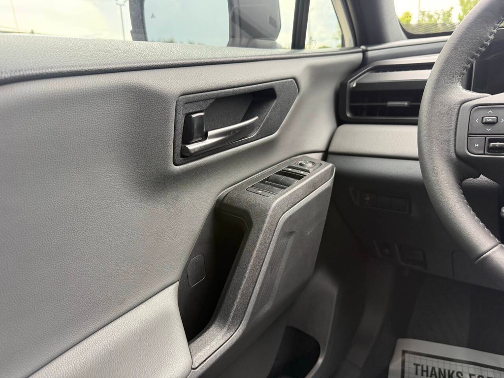Toyota RAV4 Vehicle Full-screen Gallery Image 31