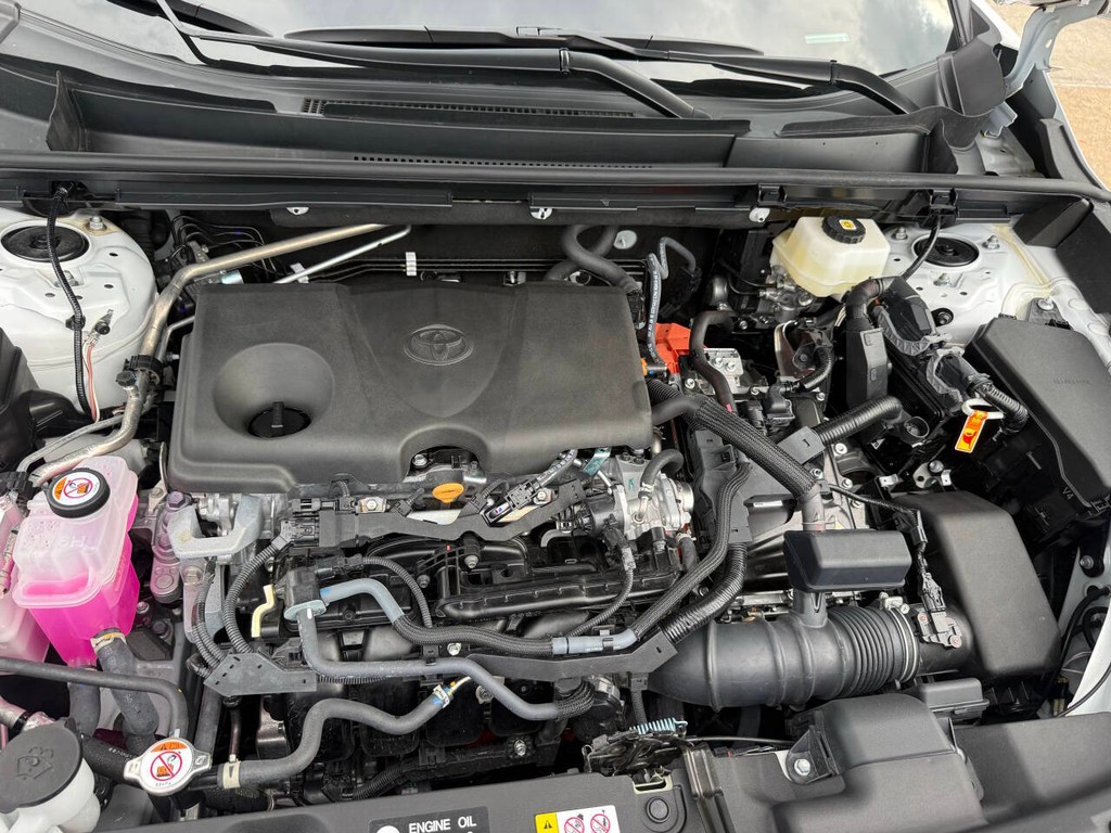 Toyota RAV4 Vehicle Full-screen Gallery Image 35
