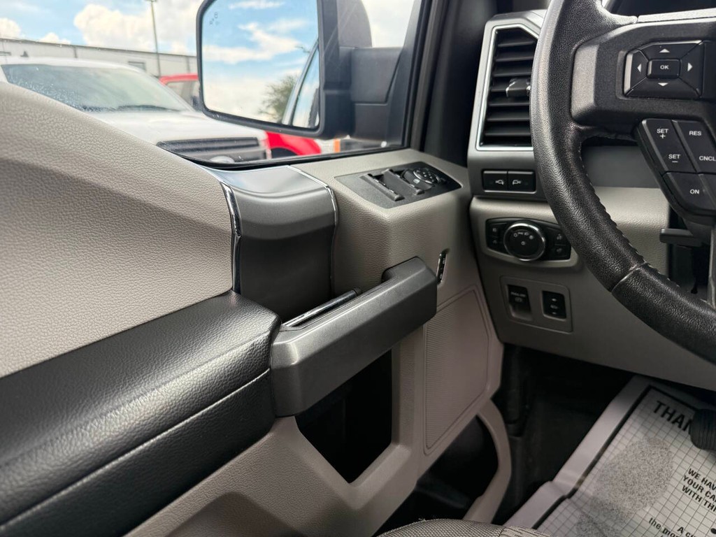 Ford F-150 Vehicle Full-screen Gallery Image 27