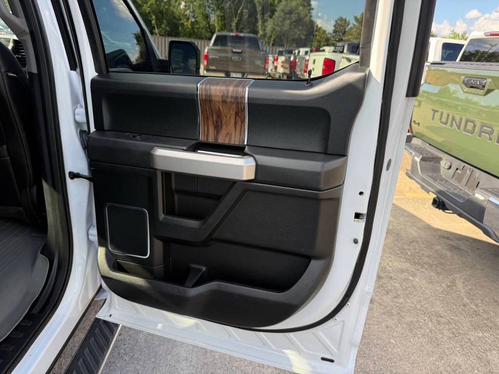 Ford F-150 Vehicle Full-screen Gallery Image 16