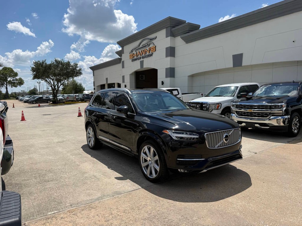 Volvo XC90 Vehicle Full-screen Gallery Image 02