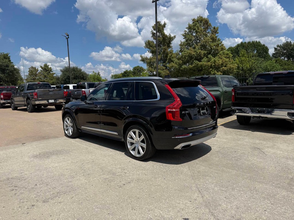 Volvo XC90 Vehicle Full-screen Gallery Image 04