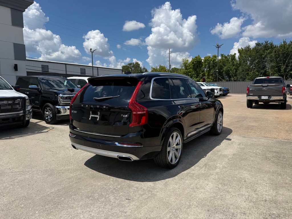 Volvo XC90 Vehicle Full-screen Gallery Image 05