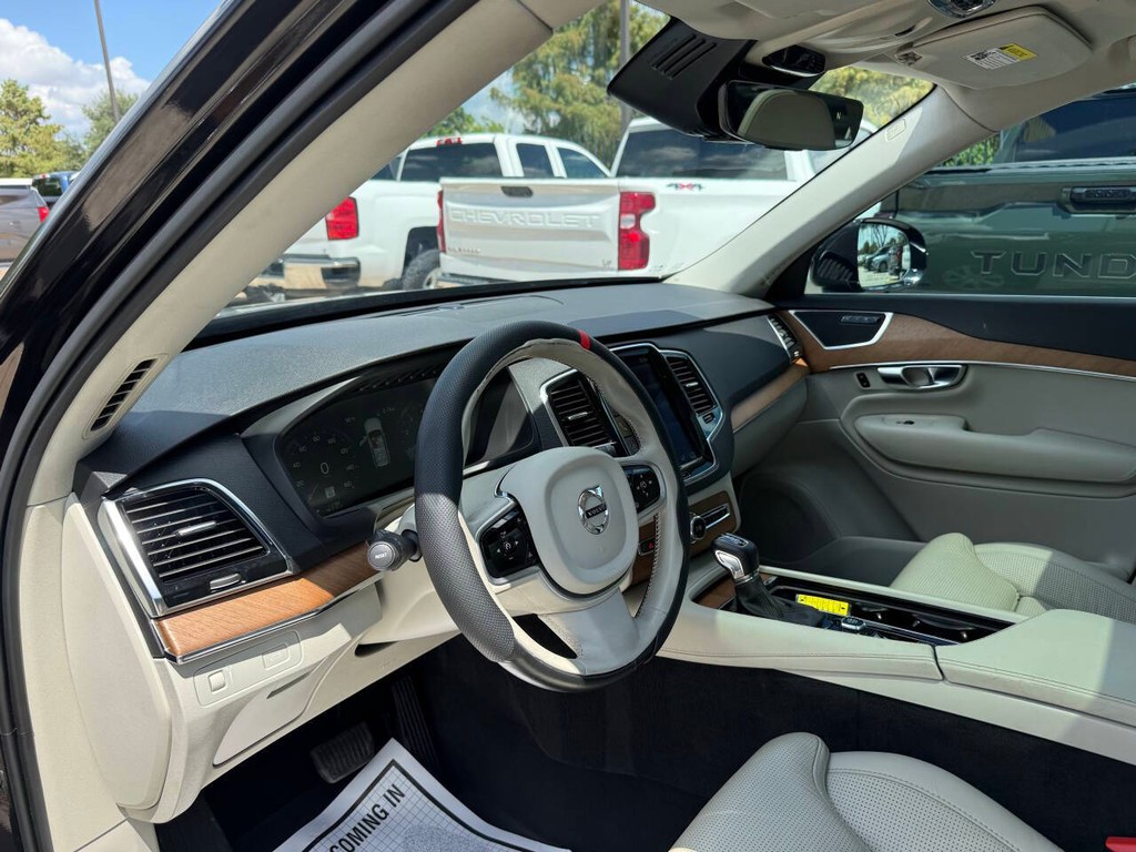 Volvo XC90 Vehicle Full-screen Gallery Image 06