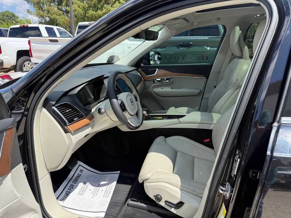 Volvo XC90 Vehicle Full-screen Gallery Image 07