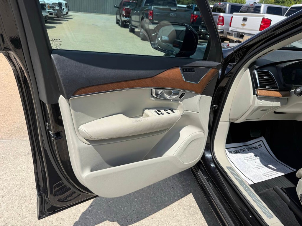 Volvo XC90 Vehicle Full-screen Gallery Image 08