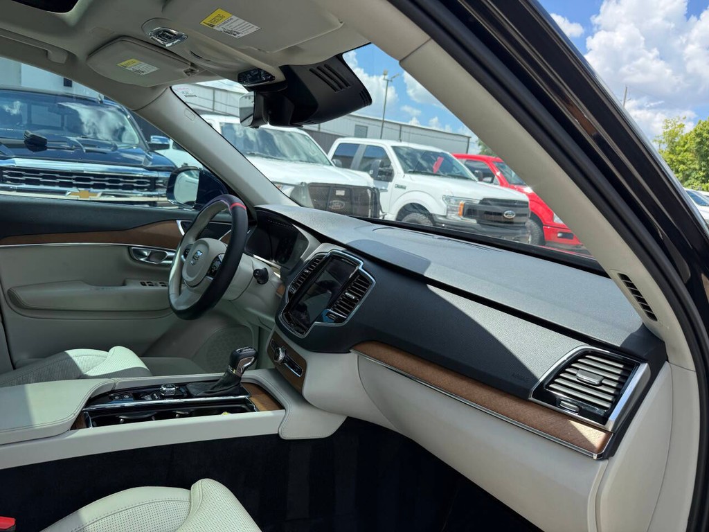 Volvo XC90 Vehicle Full-screen Gallery Image 09